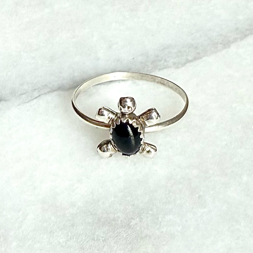 Native Zuni-made sterling silver and onyx turtle ring